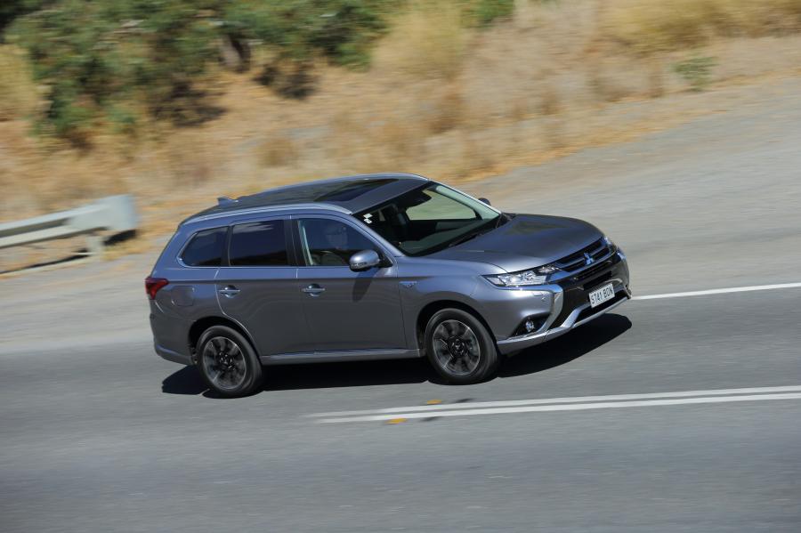  Mitsubishi Outlander PHEV 2017 года  (AU) (фото 21 из 35)